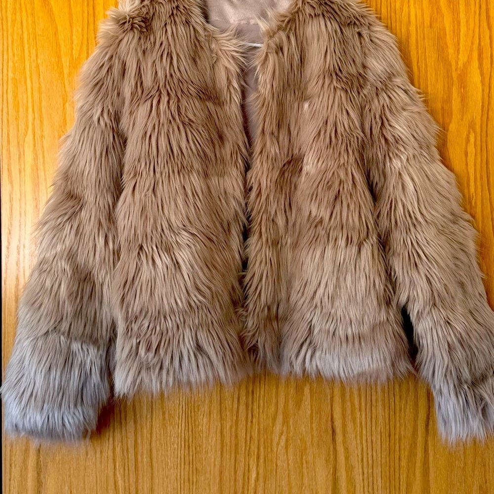 Super cute faux fur women’s jacket. Champagne color